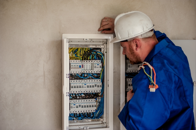 electricite-FREJUS-min_electrician-2755683